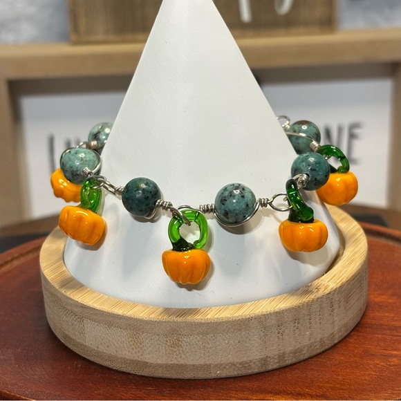 Pumpkin beaded bracelet, artisan handmade silver tone wire links. - Picture 2 of 6